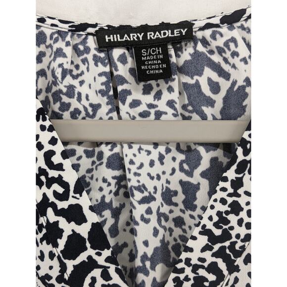 Hilary Radley Printed Blouse Small Black VNeck Short Sleeve Office Lightweight - Picture 3 of 10